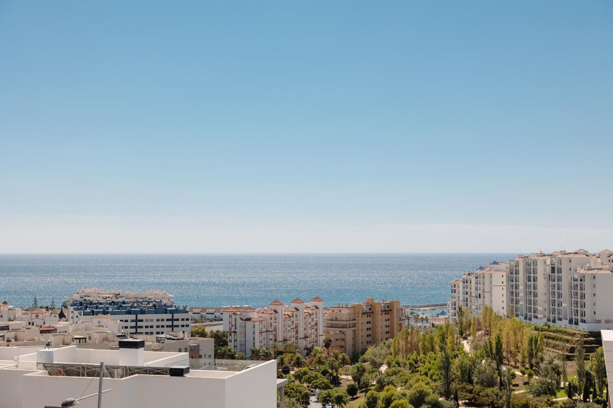 Luxurious 2 Bedroom Apartment Close To The Beach In エステポナ エクステリア 写真