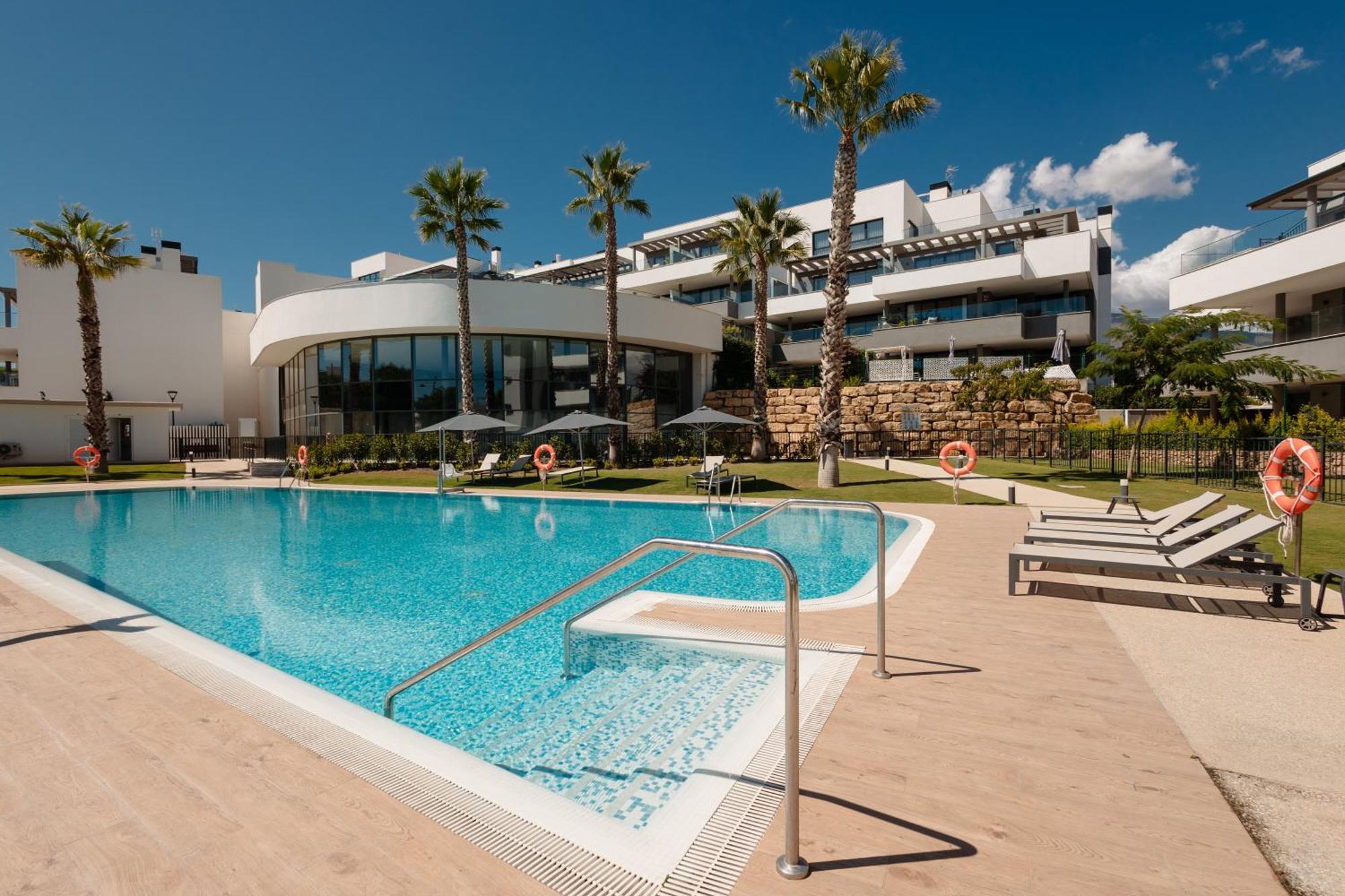 Luxurious 2 Bedroom Apartment Close To The Beach In エステポナ エクステリア 写真