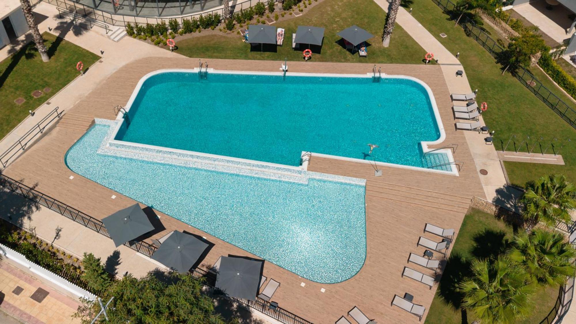 Luxurious 2 Bedroom Apartment Close To The Beach In エステポナ エクステリア 写真