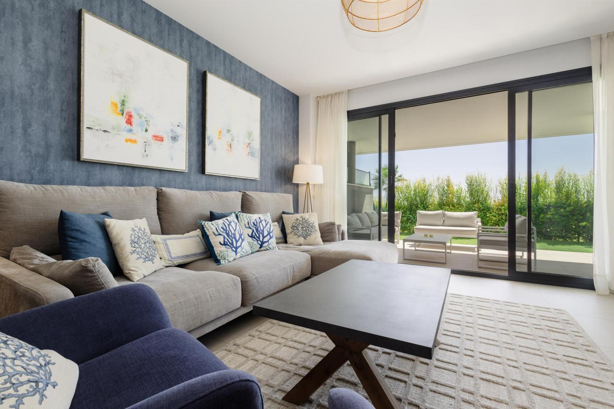 Luxurious 2 Bedroom Apartment Close To The Beach In エステポナ エクステリア 写真