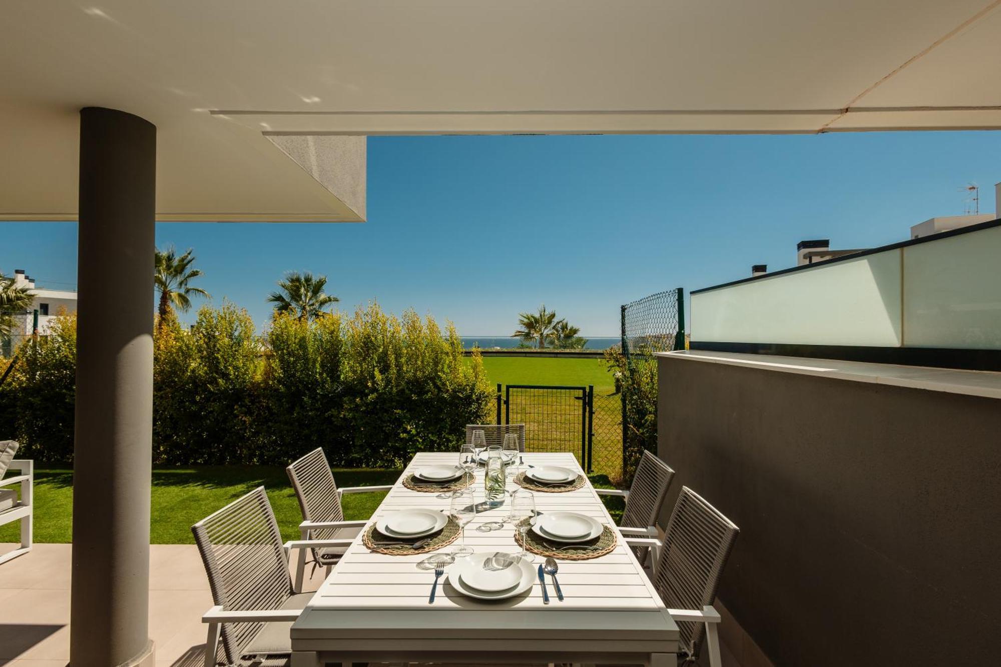 Luxurious 2 Bedroom Apartment Close To The Beach In エステポナ エクステリア 写真