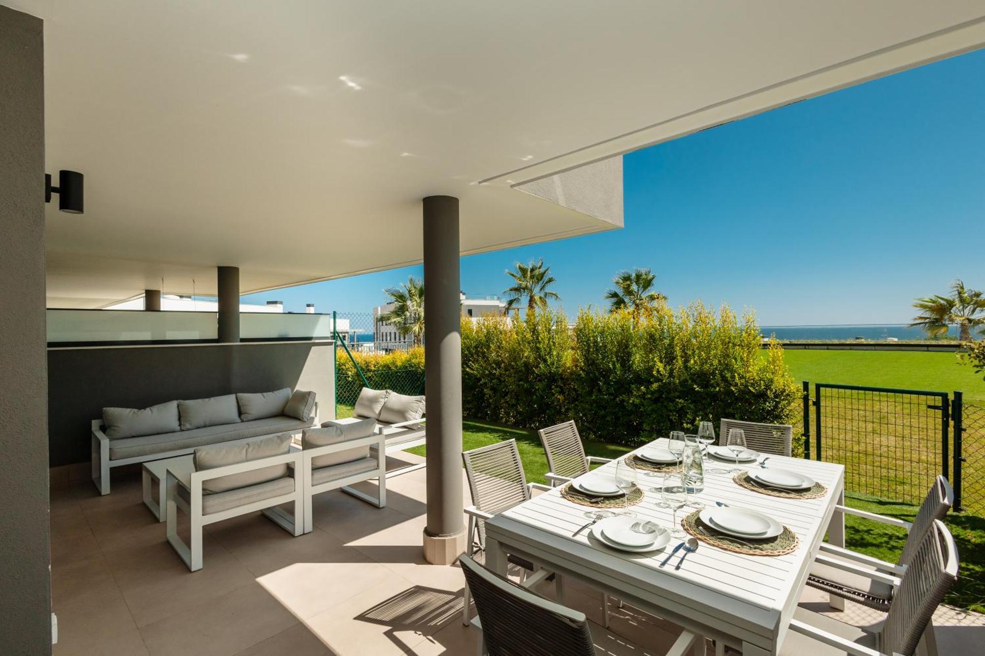 Luxurious 2 Bedroom Apartment Close To The Beach In エステポナ エクステリア 写真