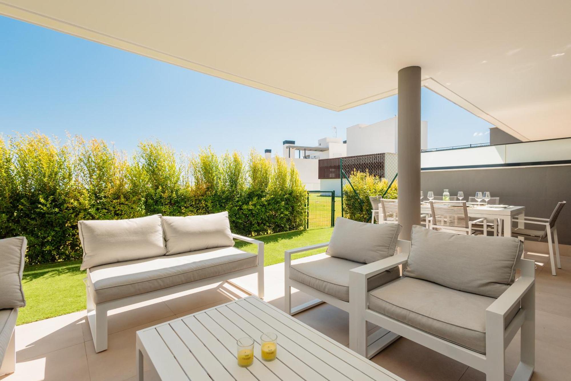 Luxurious 2 Bedroom Apartment Close To The Beach In エステポナ エクステリア 写真